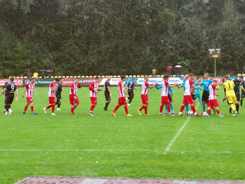 W deszczowym meczu Orzeł Przeworsk (biało-czerwone stroje)...