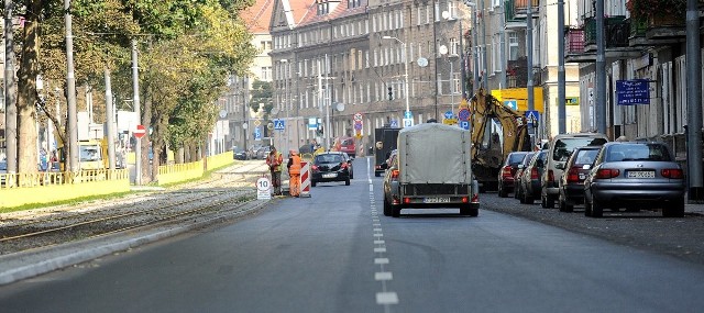 W alei Bohaterów Warszawy wreszcie nie trzeba lawirować między wyrwami w jezdni. Kierowcy są zadowoleni, bo skończyło się również stanie w korkach.