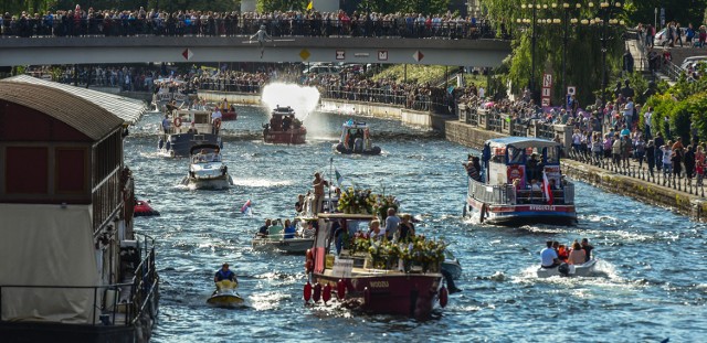 Uroczysta parada jednostek pływających w 2015 roku.