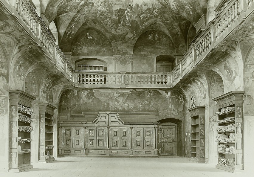 Przykładem barokowego wnętrza w klasztorze jest biblioteka....