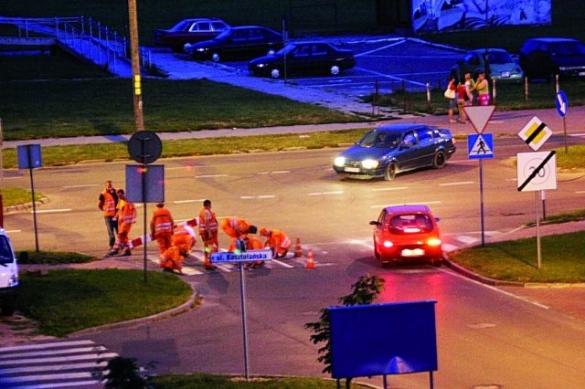 Nasz dziennikarz podpatrzył jak maluje się pasy w Łomży. Jak widać na zdjęciu jest to bardzo trudne zajęcie bo potrzeba do niego bardzo wielu osób.