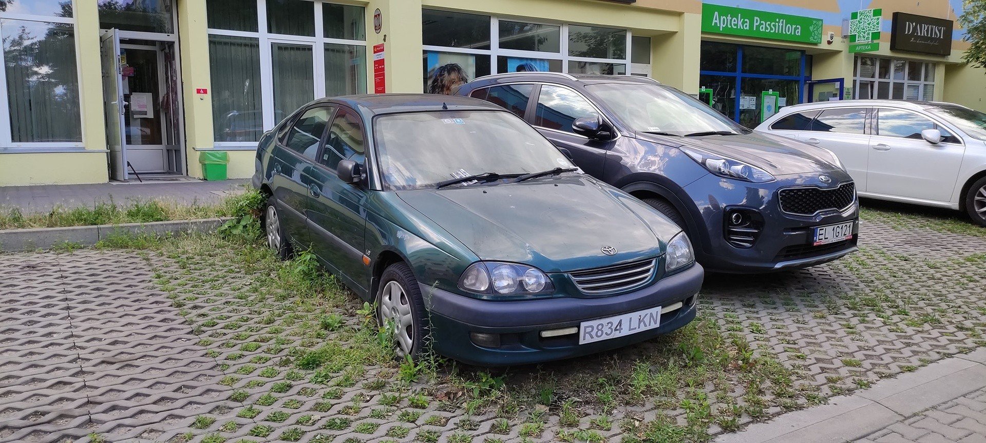 Stare samochody i wraki zajmują miejsca parkingowe w Łodzi