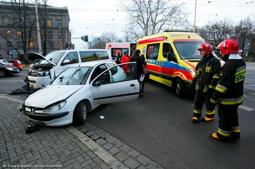 Wrocław: Wypadek na skrzyżowaniu Podwala i Sądowej. Peugeot uderzył w busa (ZDJĘCIA)