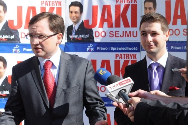 (z prawej) i Zbigniew Ziobro podczas kampanii wyborczej w Opolu we wrześniu 2011.