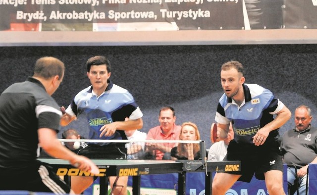 Łukasz Nadolski (w głębi, drugi z lewej) i  Alan Woś (z prawej) pozostali w składzie ZOOleszcz/Gwiazdy na nowy sezon. W Superlidze obaj mają wspierać parę tenisistów z Italii.