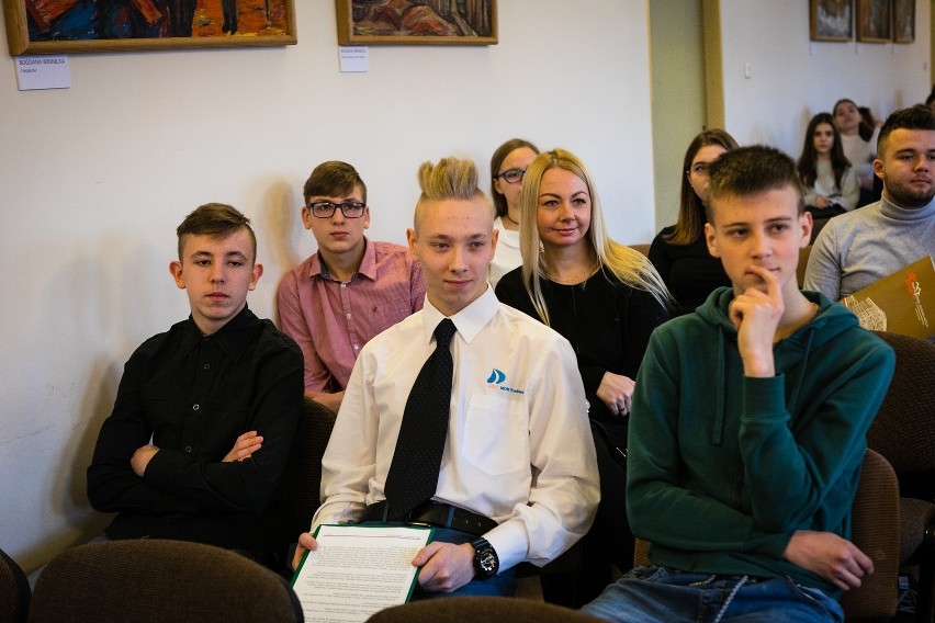 Szczecin: Uczniowie wzięli udział w akcji "Młodzieży czytanie" w Książnicy Pomorskiej [WIDEO, ZDJĘCIA]
