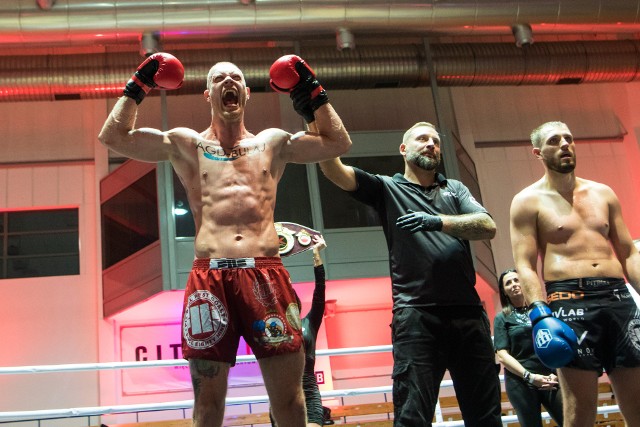 Adam Kosut w jedynej walce o pas w K1 do 91 kg (3 rundy po 3 minuty) okazał się lepszy od Łukasza Radosza. Zobaczcie zdjęcia z Extra Gala Poznań Fight Night  ---->