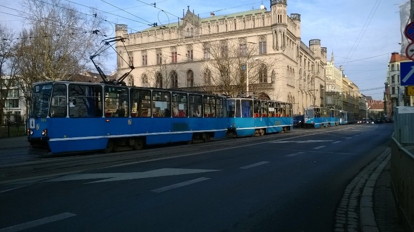 Tramwaje stanęły na ulicy Krupniczej przed skrzyżowaniem z...