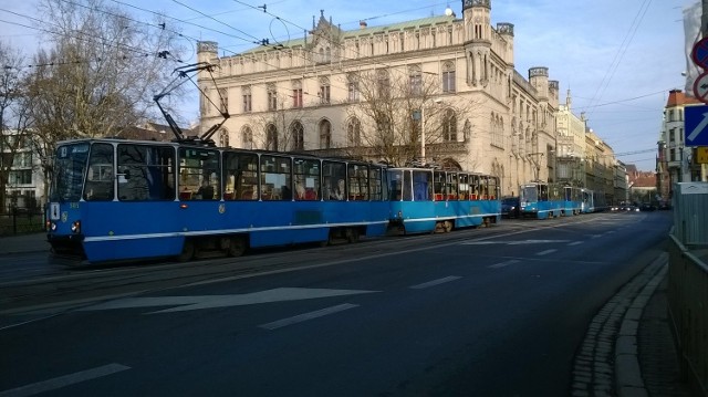 Tramwaje stanęły na ulicy Krupniczej przed skrzyżowaniem z Podwalem i Sądową