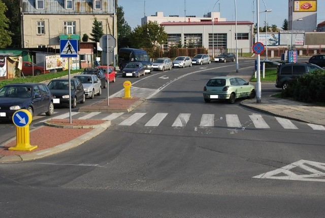 Policjanci wstępnie ustalili, że kierująca fiatem brava poruszając się ul. Wilsona w kierunku ul. Okulickiego nie zachowała należytej ostrożności podczas jazdy i po wjeździe na ul. Okulickiego, potrąciła przechodzącą przez przejście dla pieszych 59-letnią przemyślankę. Poszkodowana trafiła do szpitala.Zobacz także: 17-letni rowerzysta potrącił pieszą na przejściu w Łukowie