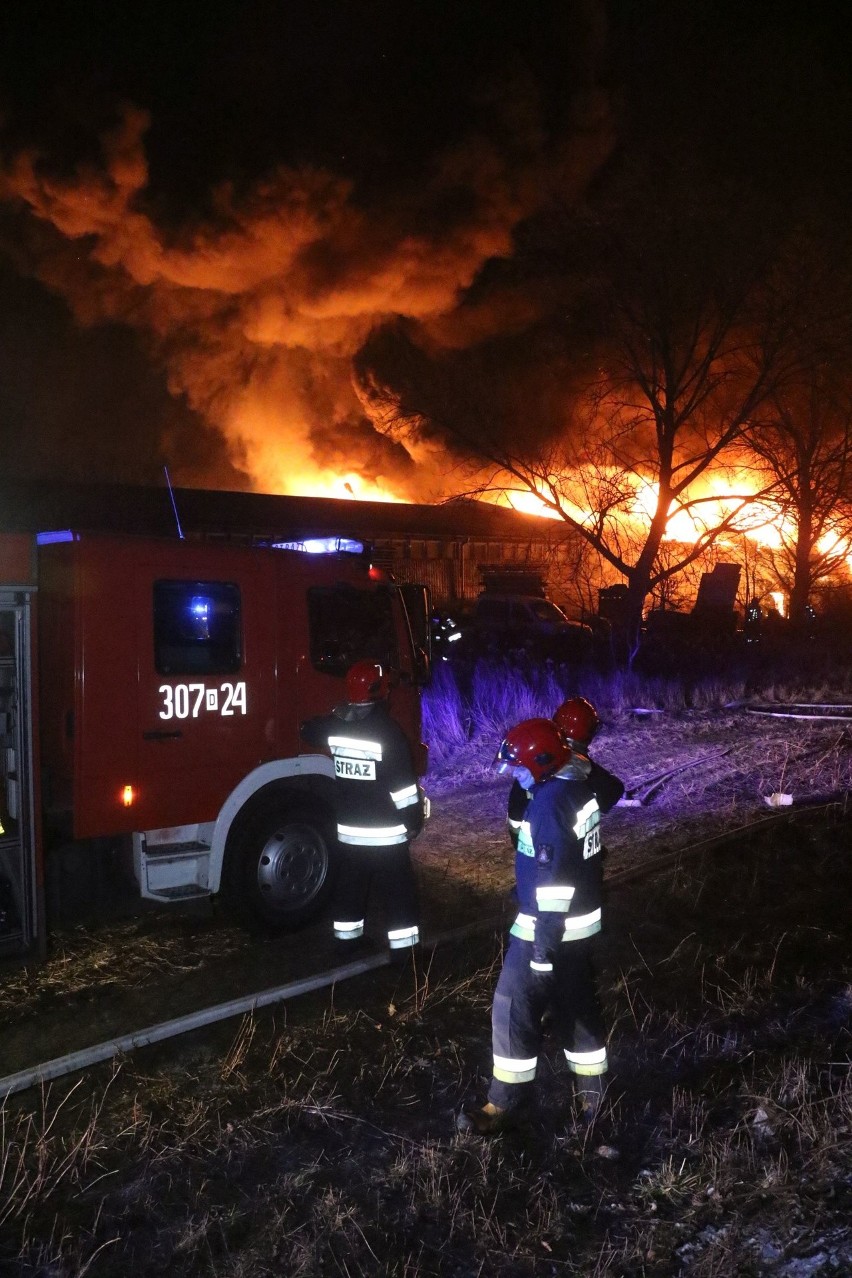 Ogromny pożar na terenie składu materiałów budowlanych MB 03...