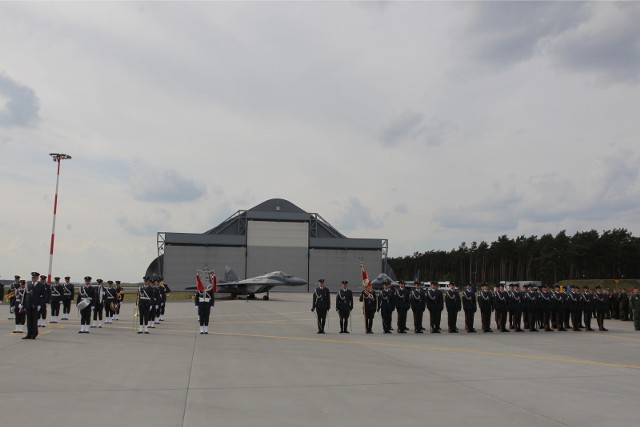 Ostatnio pisaliśmy o trwającej w Powidzu wycince drzew pod rozbudowę bazy wojskowej. Stacjonuje w niej polskie wojsko i US Army. W bazie jest jedno z największych lotnisk wojskowych w kraju