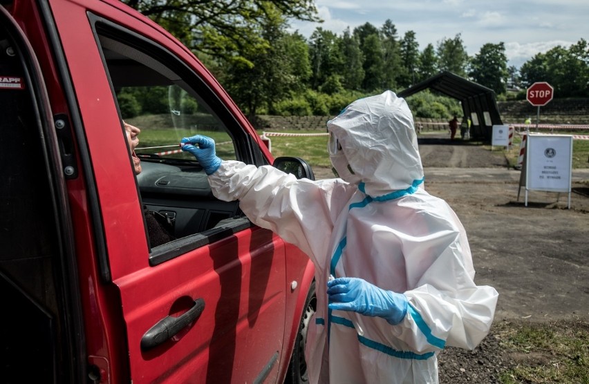 Próbki do testów na koronawirusa pobierane są wprost z...