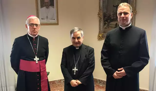 Abp Wiktor Skworc, kard. Angelo Becciu, ks. Damian Bednarski