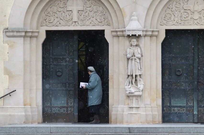 Pustki we wrocławskich kościołach. Wierni korzystają z dyspensy