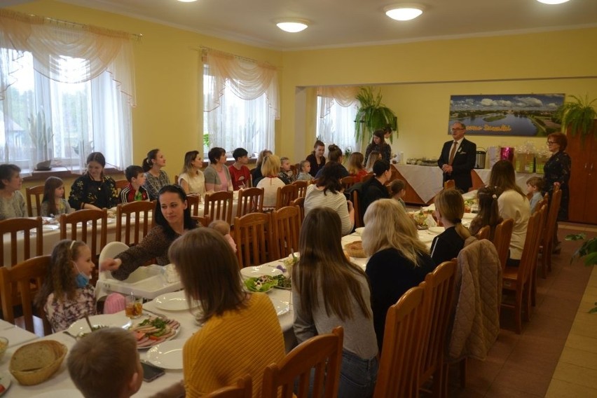 Prezydent Suwałk spotkał się z prawosławnymi uchodźcami z Ukrainy. Dziś obchodzą Wielkanoc [ZDJĘCIA]