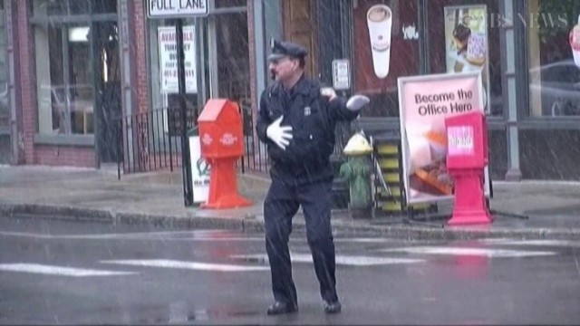tańczący policjant kieruje ruchem