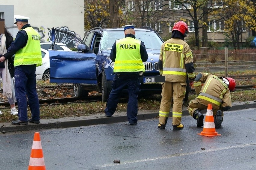 Wypadek na Legnickiej we Wrocławiu. BMW wjechało na tory...