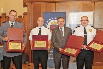 Od lewej nagrodzeni: kom. Przemysław Chmura, st. kpt. Artur Kołton, insp. Wacław Orlicki, st. spec. Bohdan Bartnicki Fot. Anna Kamczarz