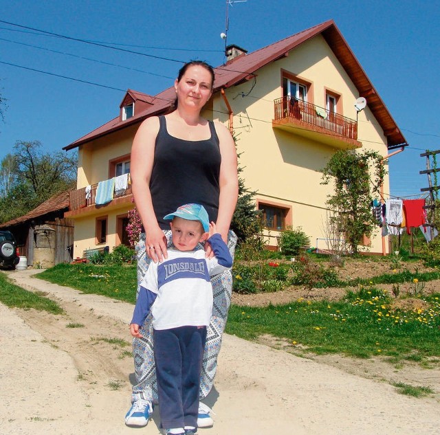 Katarzyna Podziemska obawia się, że zostanie na bruku z synem Dominikiem, gdy dom się osunie