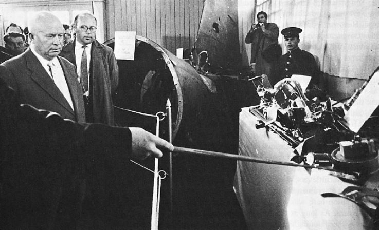 Nikita Chruszczow i wrak zestrzelonego U-2