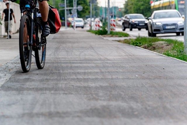 Pierwszy odcinek drogi rowerowej w ciągu ulicy Grunwaldzkiej będzie oddany dla ruchu jeszcze w sierpniu, następne są zaawansowane w budowie. Poznańskie Inwestycje Miejskie prowadzą odbiory robót i analizują sygnały napływające od użytkowników. Dlatego rowerzyści z Rowerowego Poznania już wskazują, gdzie nawierzchnia jest pofalowana.