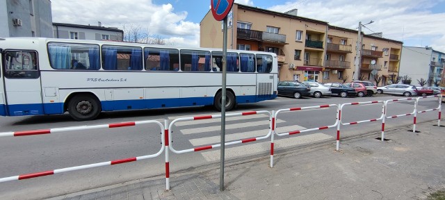 Przejście dla pieszych na 11 Listopada w Kłobucku. Tylko po co te barierki?Zobacz kolejne zdjęcia. Przesuwaj zdjęcia w prawo - naciśnij strzałkę lub przycisk NASTĘPNE