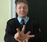 Strażacy, policjanci i służba więzienna uczą się języka migowego