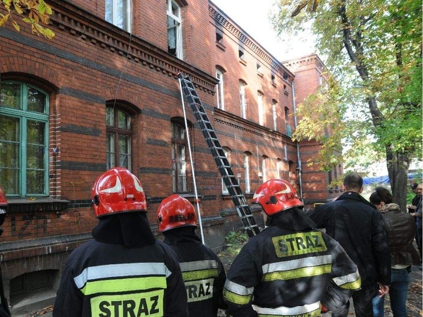 W mieszkaniu w Toruniu wybuchł pożar. Dwie osoby poniosły...