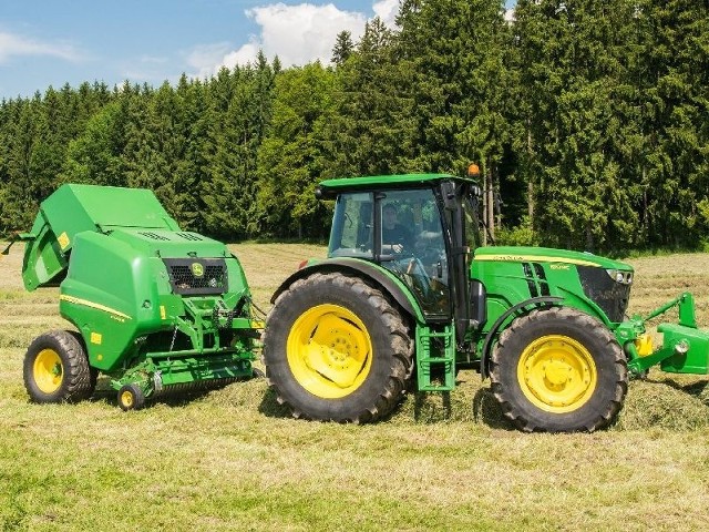 Podczas pokazów w Zielonkach każdy będzie mógł przetestować najnowsze rozwiązania technologiczne zastosowania z ciągnikach i prasach rolujących marki John Deere.