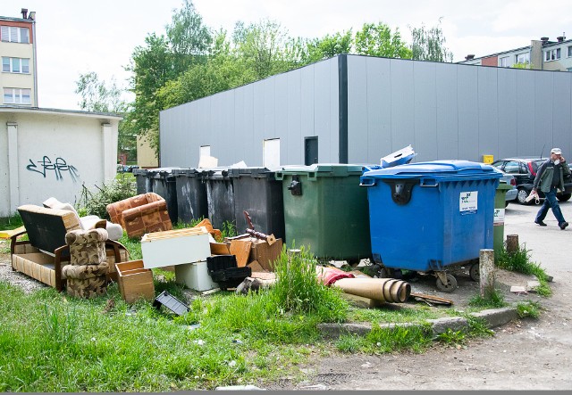 Śmietniki na tarnobrzeskich osiedlach. Mieszkańcy skarżą się na podrzucanie śmieci. Po tak dużych podwyżkach opłat proceder z pewnością się nasili.