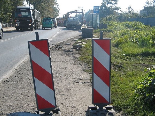 Obecnie przy drodze krajowej w Gorzycach, w pobliżu skrzyżowania ulic Piłsudskiego i Sandomierskiej w Gorzycach poprawiany jest chodnik i odnawiane są przystanki.