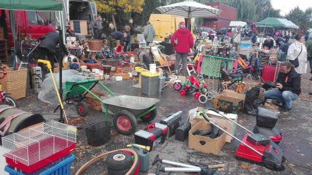 Dziś niedziela bez handlu. Centra handlowe są więc pozamykane, ale takie miejsca jak giełda na terenach podożynkowych w Koszalinie działa jak zwykle. Do rana rozstawiają się tu kolejne stoiska, pojawiają się już również kupujący. Sprawdźcie w naszej fotogalerii co m.in. można znaleźć na koszalińskiej giełdzie. Zobacz także: Koszalin: Giełda niedziela na terenach podożynkowych - pchli targ