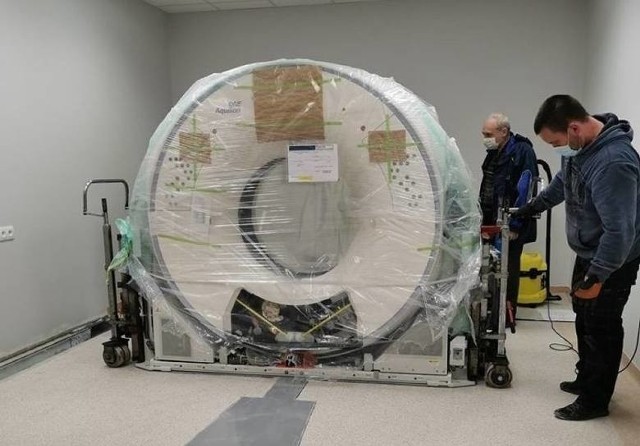 Uczelnia systematycznie kupuje urządzenia niezbędne do kształcenia studentów wydziału lekarskiego - na zdjęciu nowoczesny tomograf komputerowy.