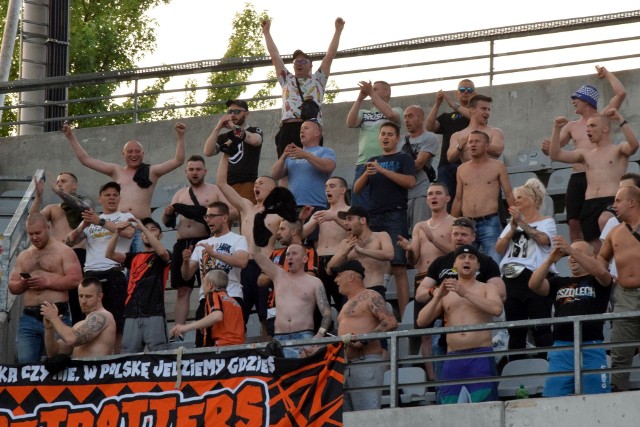 Piłkarze KSZO 1929 Ostrowiec zdobyli Puchar Polski na szczeblu okręgu. W finale na Suzuki Arenie w Kielcach pokonali Czarnych Połaniec 4:3, po dogrywce. Mamy dla Was zdjęcia kibiców KSZO z tego spotkania.Galeria na kolejnych slajdach>>>