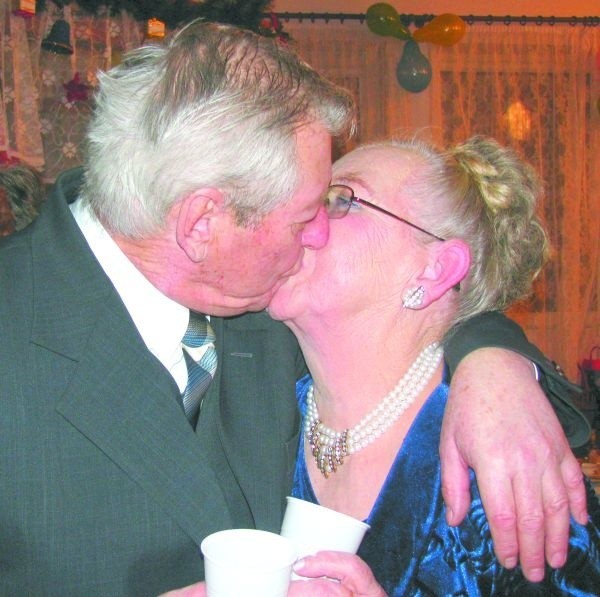 Pięćdziesiąt lat po ślubie państwo Poczobut wciąż są pełni miłości do siebie. Swoim szczęściem podzielili się w ostatnią sobotę ze znajomymi z wasilkowskiego Klubu Seniora. Był tort, szampan, no i gorące pocałunki.