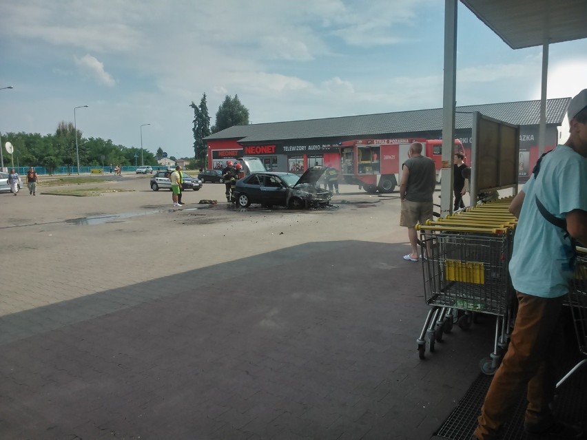 Samochód spalił się na parkingu przy supermarkecie w...