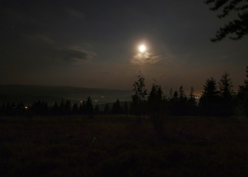 Odkryj Beskid Wyspowy. W sobotni wieczór wspięli się na Ćwilin, a w niedzielny poranek pokonali Łopusze Wschodnie