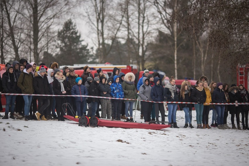 Pokazali jak zachować się na załamanym lodzie