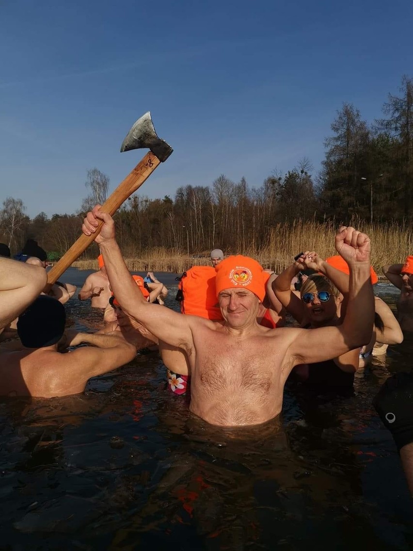 Krasnystaw. Tu nie brakuje entuzjastów morsowania! Karpie hartowały się w zalewie Tuligłowy. Zobacz zdjęcia z kąpieli