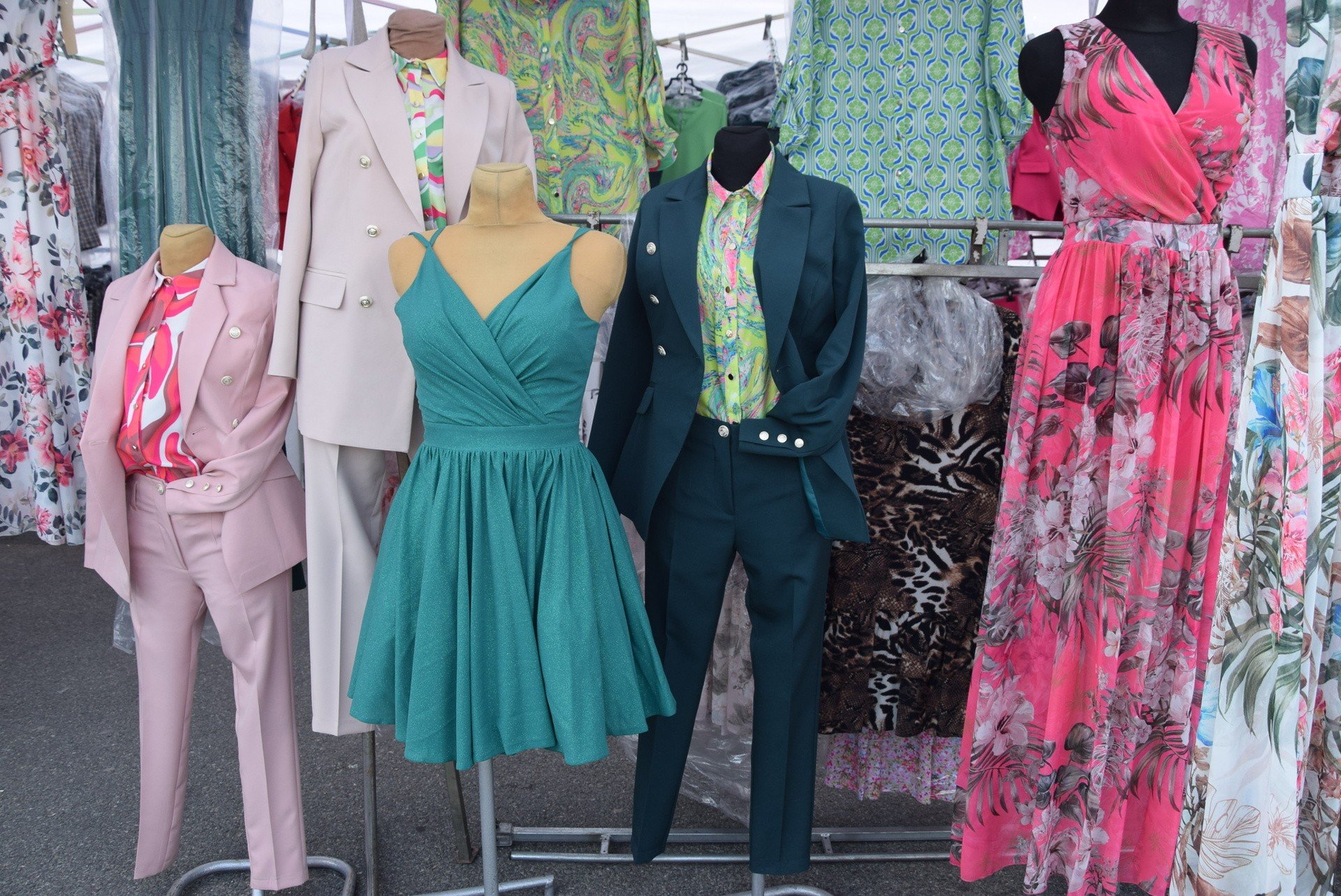 Kolorowe sukienki, modne żakiety. Tanie letnie ubrania na targowisku przy  Dworaka w Rzeszowie. Ceny zaczynają się od kilku złotych [ZDJĘCIA] | Nowiny