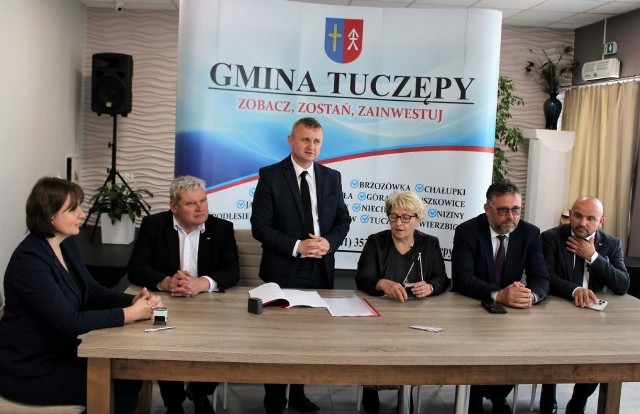 Ceremonia podpisania umowy na wodociągi i kanalizację w Tuczępach.