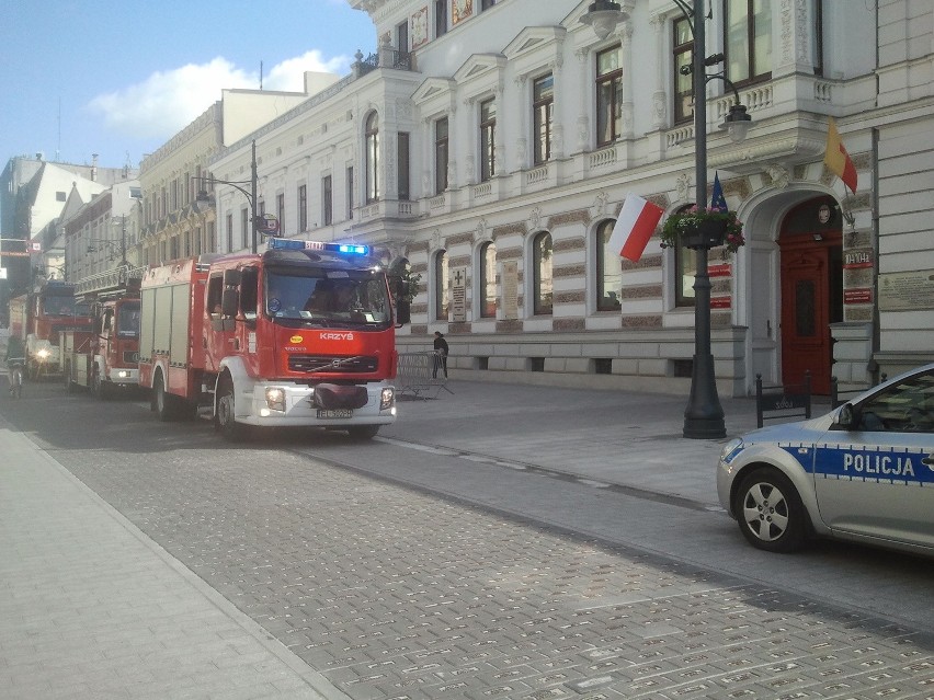 Alarmy bombowe w Urzędzie Wojewódzkim i w Izbie Skarbowej [ZDJĘCIA]