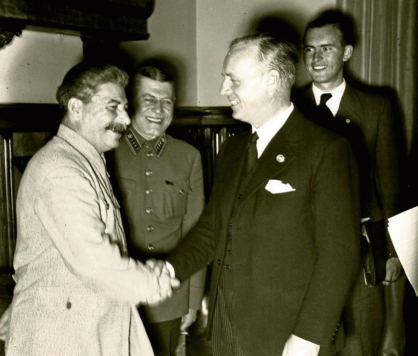 Stalin i Ribbentrop chwilę po podpisaniu układu