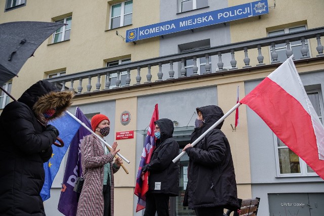 W geście solidarności z Kamilem Miterą przed komendą policji w Mościcach zgromadziło się kilkoro osób z flagami w ręku