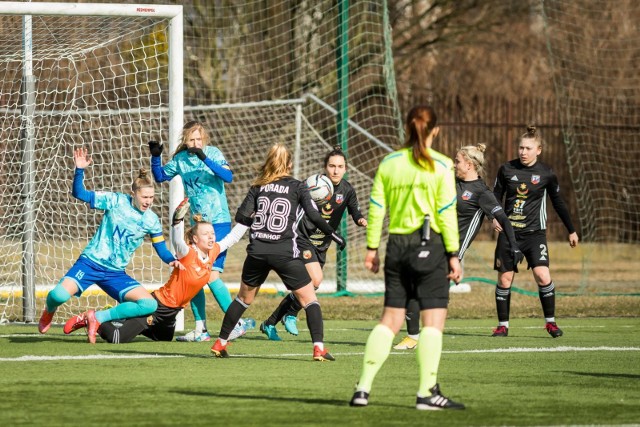 Piłkarki znad Brdy wygrały w niedzielę na własnym stadionie z Tarnovią Tarnów 3:0 (1:0) w meczu 12. kolejki Ekstraligi kobiet. Gole: Aniela Drwal (19-samobójcza), Paulina Oleksiak (56), Aleksandra Witczak (75). Sportis KKP Bydgoszcz awansował na 6. miejsce w tabeli. ZDJĘCIA >>>