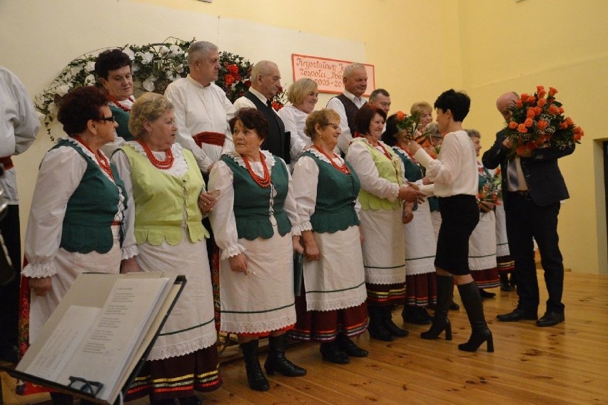 Zespół Powiślanie z Koprzywnicy obchodził kryształowy jubileusz w Miejsko - Gminnym Ośrodku Kultury. Był występ, życzenia i tort