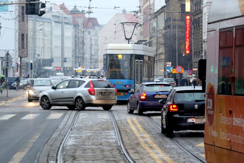 Na Piłsudskiego wciąż jeżdżą "na pamięć". Posypały się mandaty po 250 złotych (ZDJĘCIA)