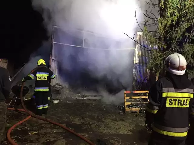 Pożar w Czarżu (gm. Dąbrowa Chełmińska). Na jednej z posesji spalił się garaż.