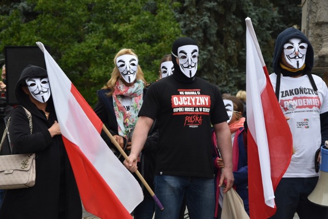 Marsz o Wolność odbył się w sobotę m.in. w Pile. Uczestnicy domagali się zakończenia pandemii.Kolejne zdjęcie -->